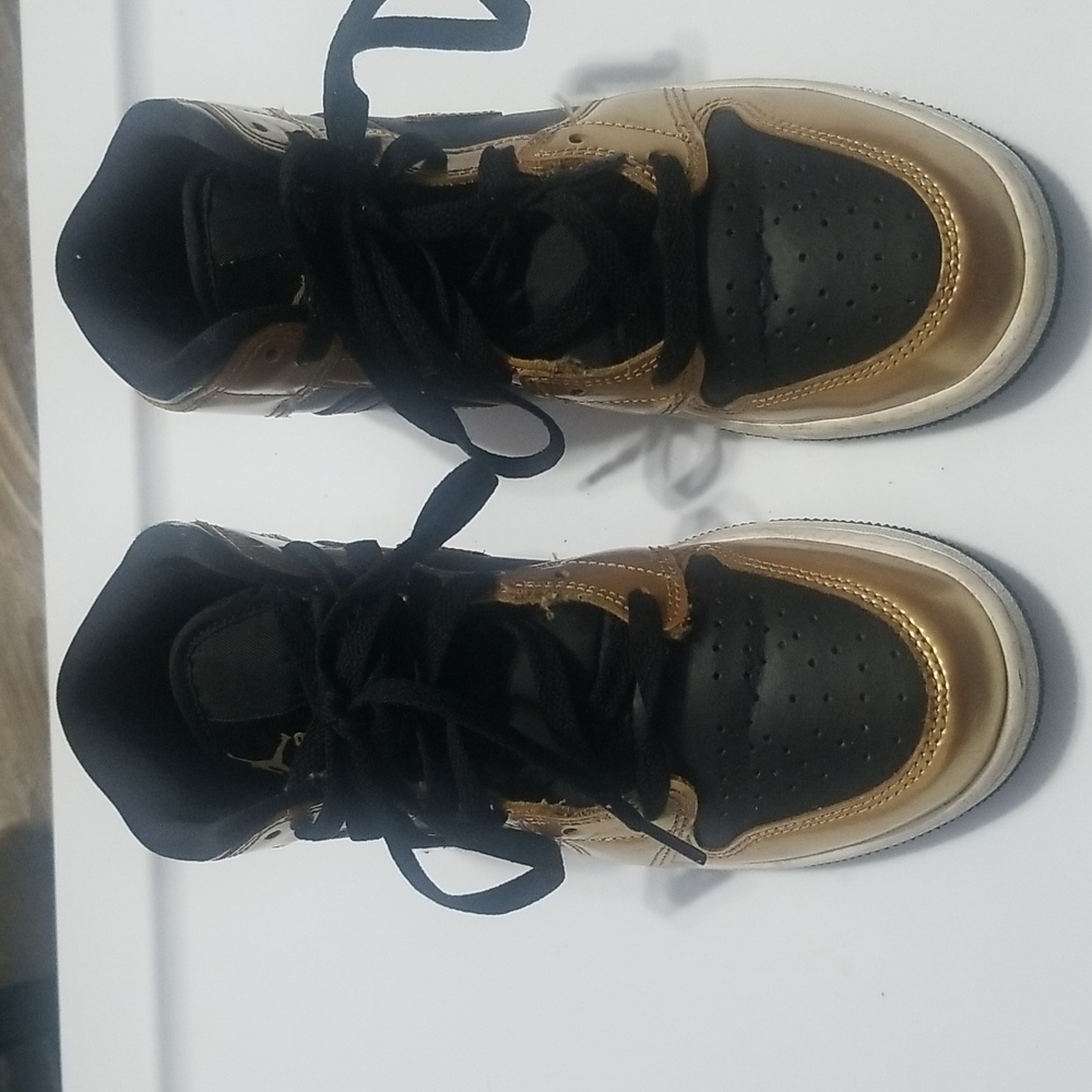 Air Jordan 1 Mid SE GS 5Y Black, Metallic Gold,White Preloved